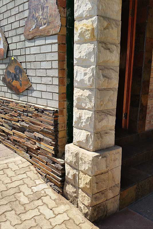 Sandstone tiles around a pillar