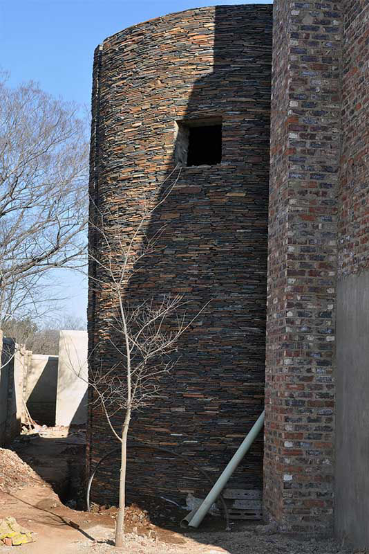 Strip walling on a round wall
